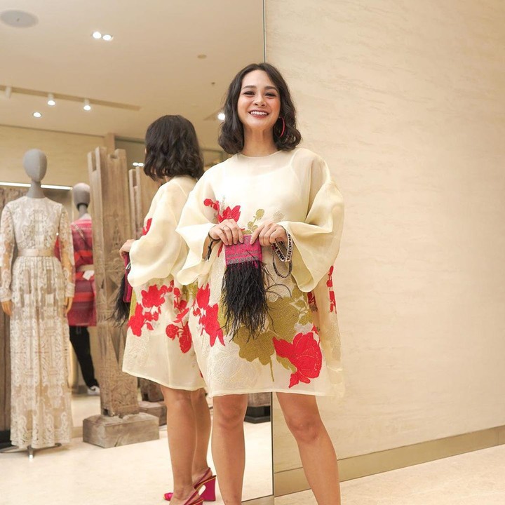 <p>Memakai busana oversized membuatnya terlihat tetap modis. Apalagi dengan style rambut belah tengahnya, membuat Andien terlihat makin beda. (Foto: Instagram @andienasiyah)</p>