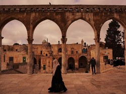 Masjid Al Aqsa Kembali Dibuka untuk Umat Islam Datang dan Salat
