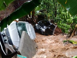 Ini Bukti Derasnya Banjir di Cilegon, Mobil Sampai Hanyut