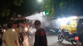 VIDEO: Acuhkan PSBB, Warga Makassar Disemprot Damkar