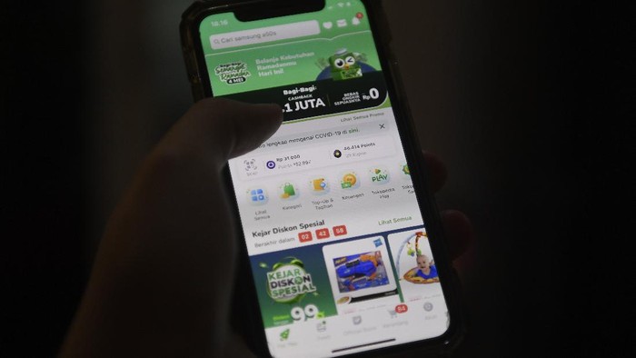Pengguna Tokopedia bertransaksi melalui gawai di Jakarta, Senin (4/5/2020). Kementerian Komunikasi dan Informatika bersama BSSN dan Tokopedia akan melakukan evaluasi, penyelidikan, dan mitigasi teknis terhadap upaya peretasan data pengguna sebanyak 91 juta akun dan 7 juta akun merchant, serta akan terus memastikan ekonomi digital khususnya e-commerce tetap berjalan dengan baik dan lancar tanpa diganggu peretas data. ANTARA FOTO/Puspa Perwitasari/pras.