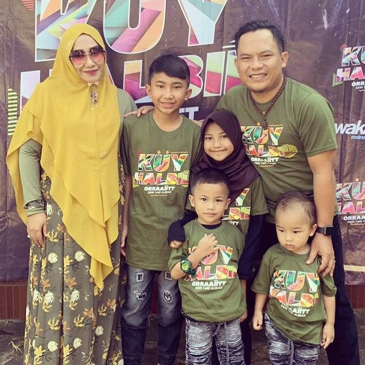 Vokalis band Wali, Faank adalah ayah empat anak, Bun. Ia selalu terlihat kompak dan dekat dengan keempat buah hatinya. (Foto: Instagram @fs_aadzm)