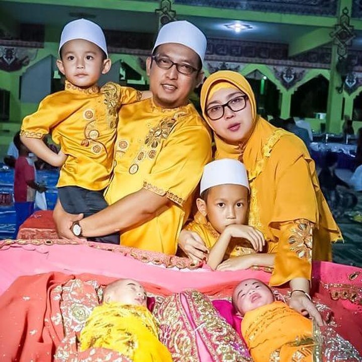 Sama dengan Faank, gitaris Wali Apoy, juga memiliki empat anak. Dua diantaranya adalah anak kembar. (Foto: Instagram @apoy_wali)