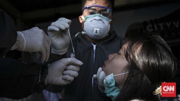 Calon penumpang commuterline menjalani tes Polymerase Chain Reaction (PCR) di Stasiun Bekasi, Jawa Barat, Selasa, 5 Mei 2020. Tes PCR untuk mencegah penyebaran mata rantai covid-19. CNNIndonesia/Safir Makki
