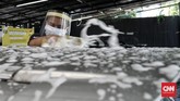 Asa Cucian Mobil Kala Pandemi Covid 19 Tempat cuci mobil incarwash di Jalan Tb. Simatupang tetap mendahulukan peraturan pemerintah dengan menjaga rantai penyebaran virus Covid 19, dengan aturan ketat terhadap pelanggan dan pegawai, dengan menggunakan masker dan pelindung wajah (Face Shield) serta pelanggan tidak boleh turun dari mobil saat proses pencucian berlangsung. Jakarta. Selasa (5/5/2020). CNN Indonesia/Andry Novelino