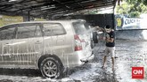 Asa Cucian Mobil Kala Pandemi Covid 19 Tempat cuci mobil incarwash di Jalan Tb. Simatupang tetap mendahulukan peraturan pemerintah dengan menjaga rantai penyebaran virus Covid 19, dengan aturan ketat terhadap pelanggan dan pegawai, dengan menggunakan masker dan pelindung wajah (Face Shield) serta pelanggan tidak boleh turun dari mobil saat proses pencucian berlangsung. Jakarta. Selasa (5/5/2020). CNN Indonesia/Andry Novelino