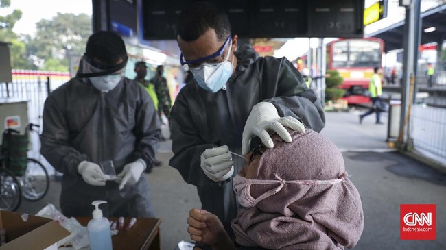 Calon penumpang commuterline menjalani tes Polymerase Chain Reaction (PCR) di Stasiun Bekasi, Jawa Barat, Selasa, 5 Mei 2020. Tes PCR untuk mencegah penyebaran mata rantai covid-19. CNNIndonesia/Safir Makki