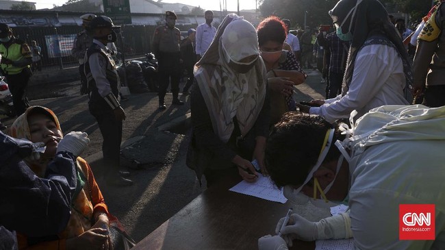 Calon penumpang commuterline menjalani tes Polymerase Chain Reaction (PCR) di Stasiun Bekasi, Jawa Barat, Selasa, 5 Mei 2020. Tes PCR untuk mencegah penyebaran mata rantai covid-19. CNNIndonesia/Safir Makki