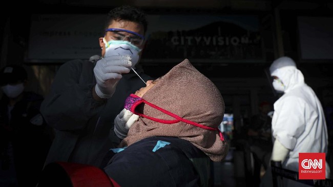 Calon penumpang commuterline menjalani tes Polymerase Chain Reaction (PCR) di Stasiun Bekasi, Jawa Barat, Selasa, 5 Mei 2020. Tes PCR untuk mencegah penyebaran mata rantai covid-19. CNNIndonesia/Safir Makki