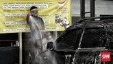 Asa Cucian Mobil Kala Pandemi Covid 19 Tempat cuci mobil incarwash di Jalan Tb. Simatupang tetap mendahulukan peraturan pemerintah dengan menjaga rantai penyebaran virus Covid 19, dengan aturan ketat terhadap pelanggan dan pegawai, dengan menggunakan masker dan pelindung wajah (Face Shield) serta pelanggan tidak boleh turun dari mobil saat proses pencucian berlangsung. Jakarta. Selasa (5/5/2020). CNN Indonesia/Andry Novelino