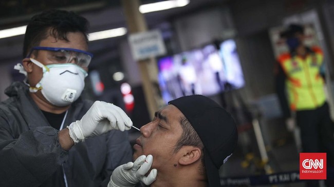 Calon penumpang commuterline menjalani tes Polymerase Chain Reaction (PCR) di Stasiun Bekasi, Jawa Barat, Selasa, 5 Mei 2020. Tes PCR untuk mencegah penyebaran mata rantai covid-19. CNNIndonesia/Safir Makki