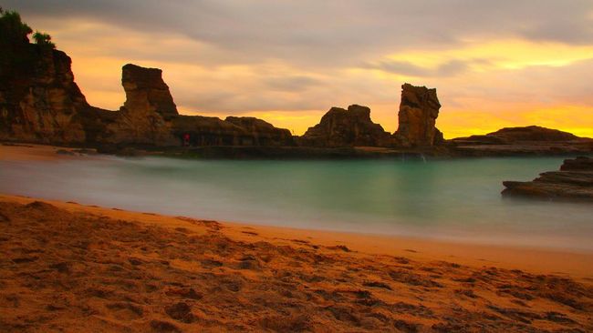 Pantai Klayar di Pacitan, Jawa Timur, memiliki keunikan berupa seruling laut serta batu karang mirip Patung Sphinx di Mesir.