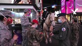 Tanpa Kemacetan Kolektor Mobil Mewah Ambil Alih Times Square In this Saturday, May 2, 2020 photo, a mounted New York City police officer wearing a mask greets visiting Air Force officers in New York during the coronavirus pandemic. (AP Photo/Mark Lennihan)