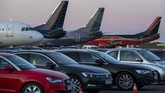 Bioskop Drive In di Apron Bandara Saat Pandemi People sit in their cars watching a movie at a new drive-in cinema on a airport apron area, where the planes take off and land, in Vilnius, Lithuania, as regular theaters are closed due to the coronavirus outbreak on Wednesday, April 29 2020. For the first time in history of the Vilnius airport, a drive-in cinema start has been operating in the airport apron area. For the moment, the airport, which had been growing and adding new destinations, is quiet and waiting for international travel restrictions to be lifted. The drive-in cinema will operate one month, starting on April 29th. (AP Photo/Mindaugas Kulbis)