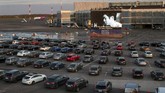 Bioskop Drive In di Apron Bandara Saat Pandemi People sit in their cars watching a movie at a new drive-in cinema on a airport apron area, where the planes take off and land, in Vilnius, Lithuania, as regular theaters are closed due to the coronavirus outbreak on Wednesday, April 29 2020. For the first time in history of the Vilnius airport, a drive-in cinema start has been operating in the airport apron area. For the moment, the airport, which had been growing and adding new destinations, is quiet and waiting for international travel restrictions to be lifted. The drive-in cinema will operate one month, starting on April 29th. (AP Photo/Mindaugas Kulbis)