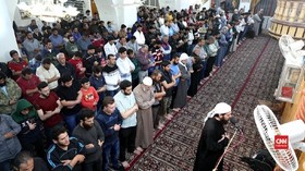 VIDEO: Warga Suriah Adakan Salat Tarawih di Tengah Pandemi