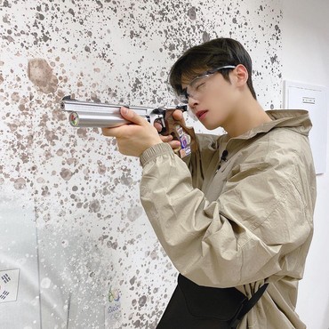 Cha Eun Woo Foto Pegang Pistol, Netizen Halu: Tembak Aku!