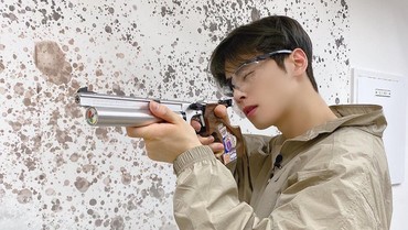 img-title Cha Eun Woo Foto Pegang Pistol, Netizen Halu: Tembak Aku!