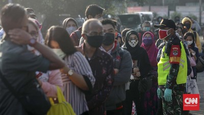 Calon penumpang berbaris antre menunggu giliran masuk ke dalam Stasiun Bekasi, Jawa Barat, Selasa, 5 Mei 2020. Pemkot Bekasi melakukan tes Poylmerase Chain Reaction (PCR) bagi penumpang KRL untuk memutus rantai virus covid-19. CNNIndonesia/Safir Makki