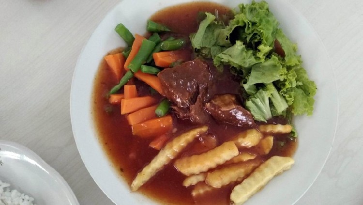 Hidangkan makan malam ala restoran di meja makan keluarga untuk menu buka puasa yuk. Salah satunya resep bistik sapi yang lezat berikut.