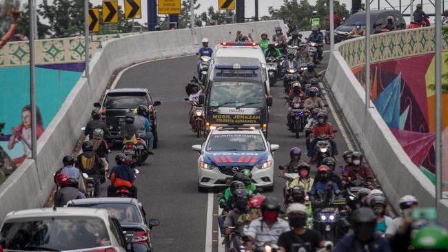 Polda Metro Jaya menjelaskan tindakan warga yang mengawal ambulans adalah pelanggaran lalu lintas yang bisa ditilang.
