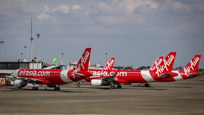 Sejumlah armada pesawat AirAsia terparkir di Apron Terminal 1D Bandara Soekarno Hatta, Tangerang, Banten, Selasa (5/5/2020). PT AirAsia Indonesia Tbk berencana kembali membuka penerbangan mulai 18 Mei