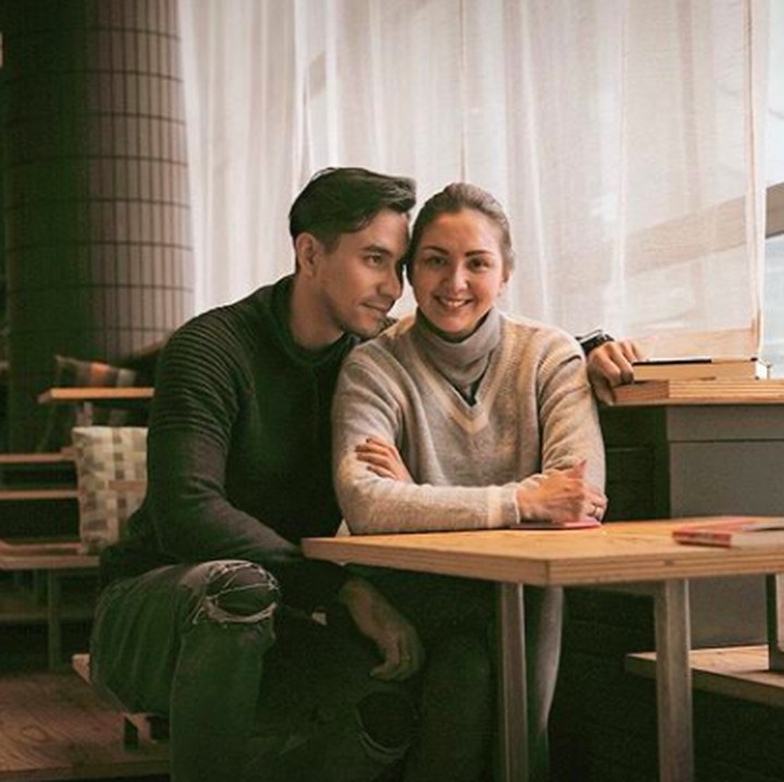<p>Apalagi sejak Donna dinyatakan positif COVID-19 pada Januari lalu. Pria kelahiran Switzerland ini makin sering memposting foto kebersamaan mereka dengan caption manis. "<em>Jika kamu rindu, apalagi aku. Jika cintamu padaku adalah sebuah kepastian, maka cintaku padamu tak perlu lagi dipertanyakan. Sebentar lagi sayang, kamu bisa peluk aku selama yang kamu mau. Aku milikmu,</em>" tuturnya. (Foto: Instagram @dagnesia)</p>