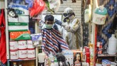 Jasa Pangkas Rambut Gunakan APD Seorang tukang cukur mengunakan alat pelindung diri (APD) saat mencukur rambut pelanggannya di tempat pangkas rambut Chemot Barbershop, Ciawi, Bogor, Jawa Barat, Sabtu (4/4/2020). Penggunaan APD tersebut merupakan sosialisasi kepada pelanggan serta sebagai antisipasi agar lebih waspada terhadap penularan COVID-19. ANTARA FOTO/Yulius Satria Wijaya/hp.