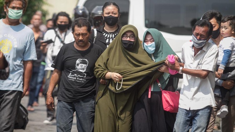 Pelayat melintas di depan karangan bunga duka cita almarhum Didi Kempot di rumah duka Sumber, Solo, Jawa Tengah, Selasa (5/5/2020). Penyanyi campursari dengan nama asli Dionisius Prasetyo atau Didi Kempot meninggal dunia pada pukul 07:45 WIB pada usia 53 tahun, Almarhum dimakamkan di tempat kelahiran Ngawi Jawa Timur. ANTARA FOTO/Mohammad Ayudha/foc.