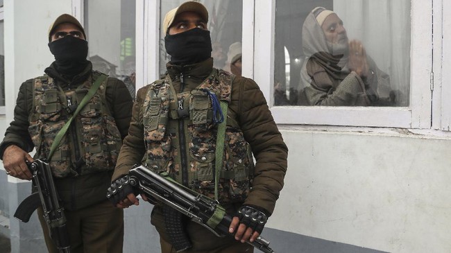 Pemerintah India menghentikan impor 101 perlengkapan militer untuk memberdayakan produksi dalam negeri dan mengurangi ketergantungan dari pihak asing.