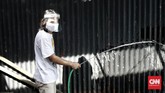 Asa Cucian Mobil Kala Pandemi Covid 19 Tempat cuci mobil incarwash di Jalan Tb. Simatupang tetap mendahulukan peraturan pemerintah dengan menjaga rantai penyebaran virus Covid 19, dengan aturan ketat terhadap pelanggan dan pegawai, dengan menggunakan masker dan pelindung wajah (Face Shield) serta pelanggan tidak boleh turun dari mobil saat proses pencucian berlangsung. Jakarta. Selasa (5/5/2020). CNN Indonesia/Andry Novelino