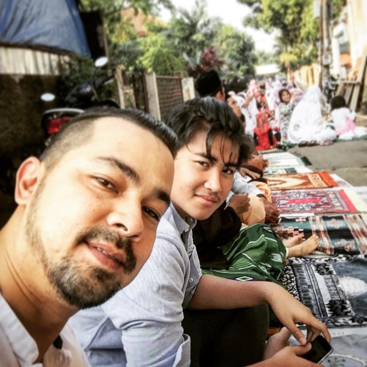 <p>Bahkan ketika akan salat Idul Fitri beberapa tahun lalu, Sultan dan Rafi terlihat salat id berdampingan di sebuah lapangan. (Foto: Instagram @djorghisultan)</p>