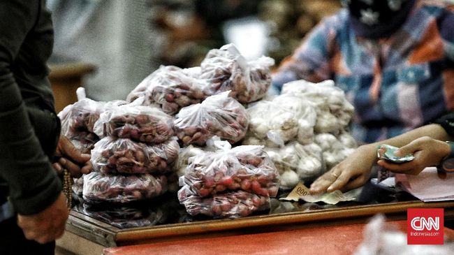 Harga Bawang Naik, Mata Emak-emak Bisa Makin Berair Harga bawang merah dan bawang putih naik masing-masing 3,05 persen dan 1,97 persen pada Senin (7/11).