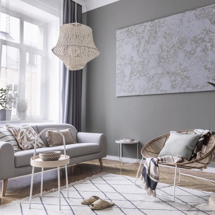 <span style="color: rgb(80, 0, 80); font-family: Arial, Helvetica, sans-serif; font-size: small;">Light grey atau abu terang bisa memunculkan suasana sejuk sekaligus hangat pada ruangan di rumah, Bun. Warna ini juga menenangkan mata. (</span>Foto: iStock)