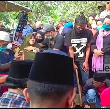 Jenazah Didi Kempot Dimakamkan, Istri Menangis Histeris & Pingsan