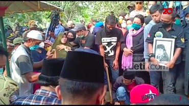 img-title Jenazah Didi Kempot Dimakamkan, Istri Menangis Histeris & Pingsan