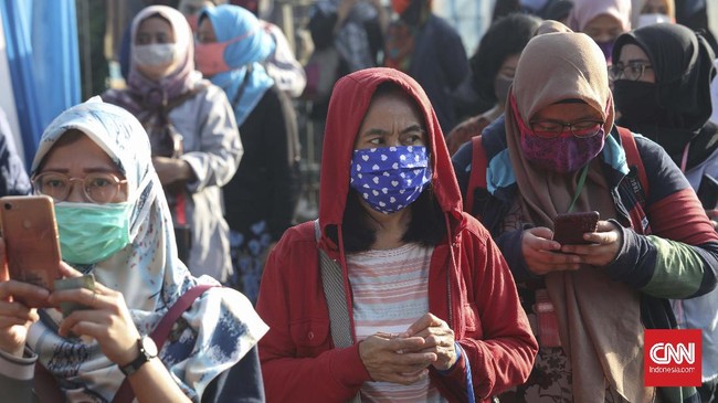Calon penumpang berbaris antre menunggu giliran masuk ke dalam Stasiun Bekasi, Jawa Barat, Selasa, 5 Mei 2020. Pemkot Bekasi melakukan tes Poylmerase Chain Reaction (PCR) bagi penumpang KRL untuk memutus rantai virus covid-19. CNNIndonesia/Safir Makki