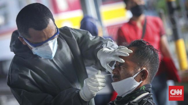 TES PCR PENUMPANG COMMUTERLINE DI BEKASI Calon penumpang commuterline menjalani tes Polymerase Chain Reaction (PCR) di Stasiun Bekasi, Jawa Barat, Selasa, 5 Mei 2020. Tes PCR untuk mencegah penyebaran mata rantai covid-19. CNNIndonesia/Safir Makki