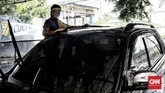 Asa Cucian Mobil Kala Pandemi Covid 19 Tempat cuci mobil incarwash di Jalan Tb. Simatupang tetap mendahulukan peraturan pemerintah dengan menjaga rantai penyebaran virus Covid 19, dengan aturan ketat terhadap pelanggan dan pegawai, dengan menggunakan masker dan pelindung wajah (Face Shield) serta pelanggan tidak boleh turun dari mobil saat proses pencucian berlangsung. Jakarta. Selasa (5/5/2020). CNN Indonesia/Andry Novelino