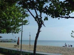 Pantai Pasir Putih Dalegan Favorit Warga Gresik untuk Berakhir Pekan