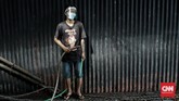 Asa Cucian Mobil Kala Pandemi Covid 19 Tempat cuci mobil incarwash di Jalan Tb. Simatupang tetap mendahulukan peraturan pemerintah dengan menjaga rantai penyebaran virus Covid 19, dengan aturan ketat terhadap pelanggan dan pegawai, dengan menggunakan masker dan pelindung wajah (Face Shield) serta pelanggan tidak boleh turun dari mobil saat proses pencucian berlangsung. Jakarta. Selasa (5/5/2020). CNN Indonesia/Andry Novelino