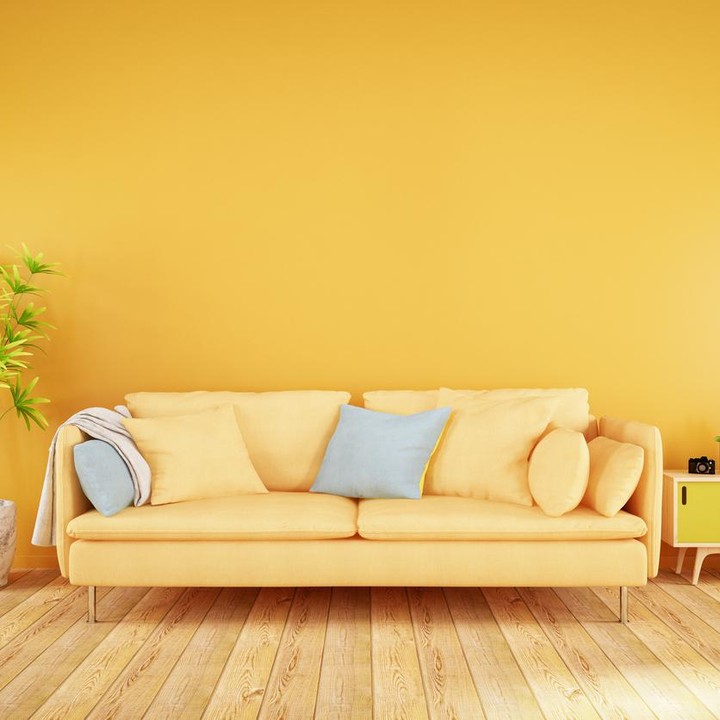 <span style="color: rgb(80, 0, 80); font-family: Arial, Helvetica, sans-serif; font-size: small;">Warna kuning cerah yang dipoles ke dinding rumah akan membuat ruangan tampak lebih ceria dan hangat. (</span>Foto: Getty Images/asbe)