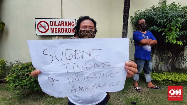 Puluhan Sobat Ambyar memenuhi halaman Rumah Sakit Kasih Ibu, Jalan Slamet Riyadi, Surakarta untuk menyaksikan jenazah idola mereka, Didi Kempot, Selasa (5/5).
CNN Indonesia/ Rasyid