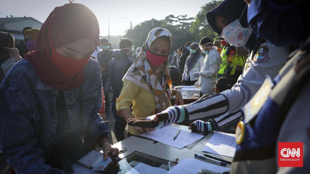 FOTO: Tes PCR di Stasiun Bekasi, Upaya Deteksi Rantai Corona