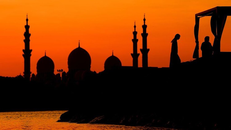Keindahan Masjid Sheikh Zayed Saat Senja Masjid Agung Shiekh Zayed yang berada di Abu Dhabi, UEA tampak indah saat senja. Masjid ini merupakan masjid terbesar ketiga yang memilimi 88 kubah.