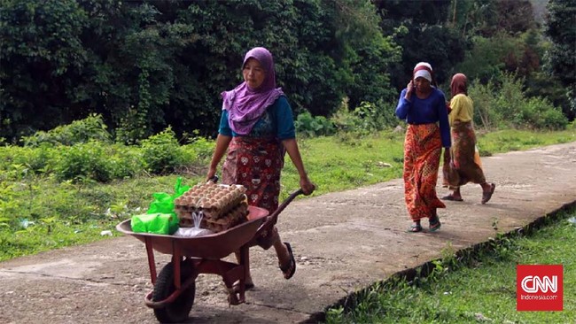 Hutan Lindung Bukit Panjang Rantau Bayur (Bujang Raba), Bathin III Ulu Kabupaten Bungo, Jambi sejak dikelola masyarakat di lima desa dengan skema Hutan Desa mampu mempertahankan tutupan hutan. Nyaris zero kehilangan tegakan pohon, artinya semua karbon tersimpan dalam bentuk stok karbon alam, tidak ada yang dilepas ke udara. 

“Penyimpanan karbon dalam kawasan hutan inilah yang menjadi nilai tambah Bujang Raba. Sejak 2018, Bujang Raba masuk pasar karbon sukarela,” kata Emmy Primadona, Koordinator Program Komunitas Konservasi Indonesia Warsi melalui siaran pers, Senin (4/5). 

Tahun ini, kembali Bujang Rama mendapat berkah karbon. Terkumpul dana karbon yang cukup besar Rp1 Miliar. Dana ini dibagi untuk desa yang mengelola hutan desa di Bujang Raba. Melalui diskusi dengan masyarakat, dana karbon dijadikan paket sembako, kebutuhan pembangunan sarana publik dan dana operasional kelompok Pengelola Hutan Desa.