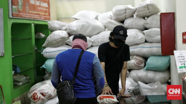 Ekonom menilai rencana mengenakan PPN sembako bertentangan dengan upaya pemulihan ekonomi karena akan menekan daya beli masyarakat.