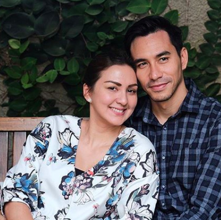 <p>Pasangan selebriti Donna Agnesia dan Darius Sinathrya terpaut usia cukup jauh. Meski Darius lebih muda 6 tahun dari Donna, pernikahan mereka terbukti langgeng hingga 14 tahun pada 30 Desember mendatang. (Foto: Instagram @dagnesia)</p>