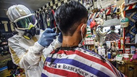 FOTO: Menengok Jasa Pangkas Rambut dengan APD Lengkap