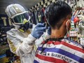 FOTO: Menengok Jasa Pangkas Rambut dengan APD Lengkap